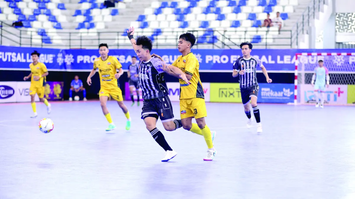 ENGGAN REMEHKAN LAWAN: Flank Unggul FC Malang Adam Ahlan (kiri) berusaha lepas dari penjagaan pemain Asahan Allstar dalam laga PFL putaran pertama.