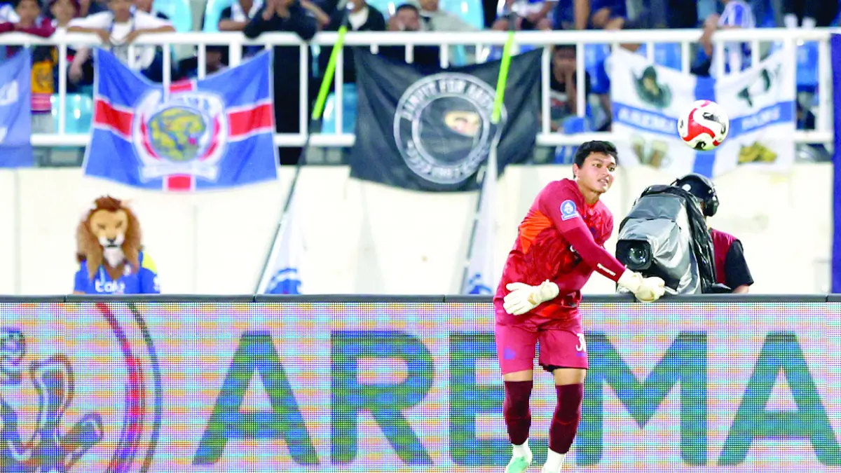 GUNAKAN GLOVES LOKAL: Kiper Arema FC Adi Satryo mempunyai kebiasaan khusus dalam memilih perlengkapan untuk bertanding. 