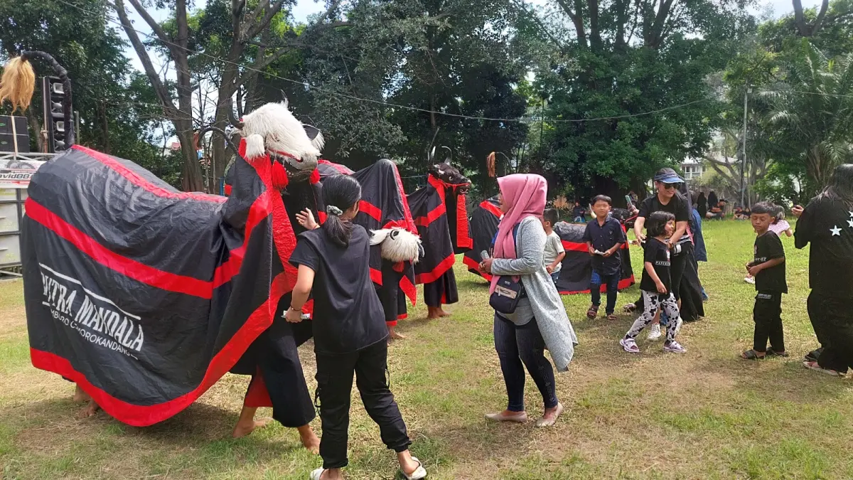 MENGHIBUR: Para pemain bantengan menyapa wisatawan yang ada di Taman Rekreasi Sengkaling UMM.