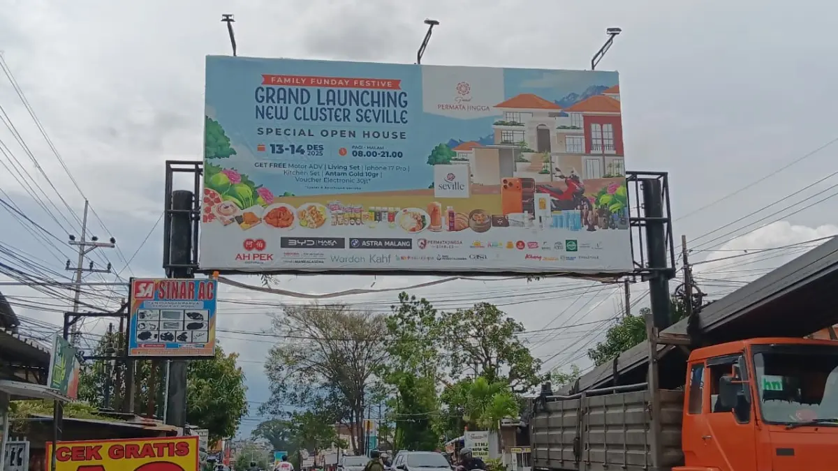 PAJAK: Reklame di Jalan Raya Wendit, Kecamatan Pakis menjadi salah satu sumber pendapatan daerah.

