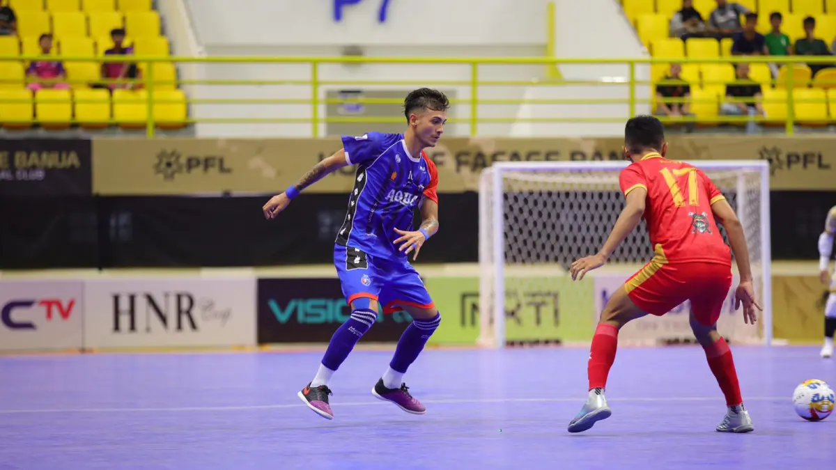 Pemain Unggul FC Malanv Andres Josue Teran (kiri) berusaha mengecoh pemain Asahan Allstar di GOR Babussalam, Kota Banjarbaru, tadi siang (28/3). (MO Unggul FC Malang)