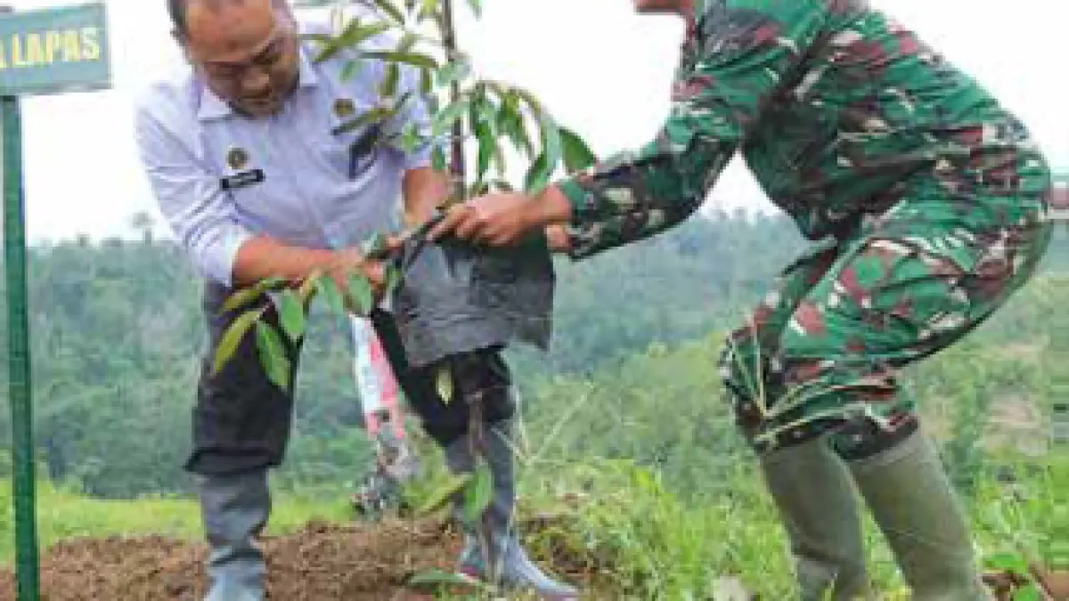 PENGHIJAUAN: Kepala Lapas Lowokwaru Teguh Pamuji (kiri) bersama prajurit TNI menanam bibit pohon di kawasan SAE Ngajum.