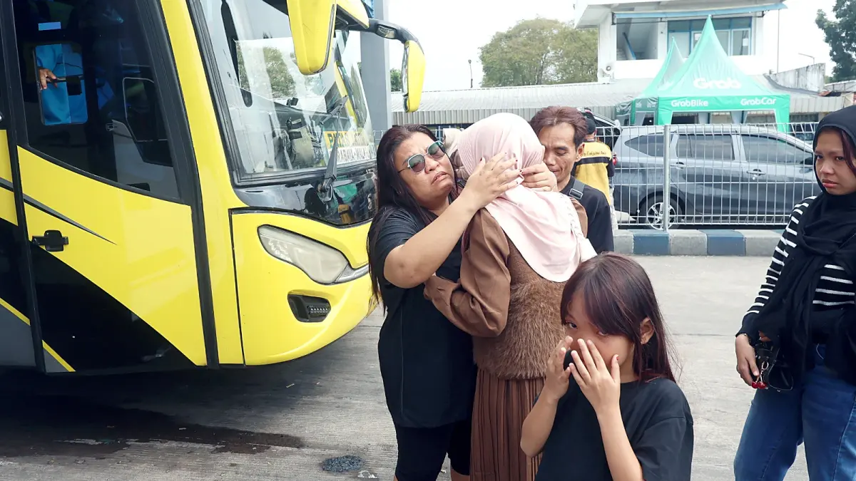 PENUH HARU: Salah satu warga mengantarkan kerabatnya ke Terminal Arjosari, kemarin. Puncak arus balik kedua diprediksi berlangsung hari ini.