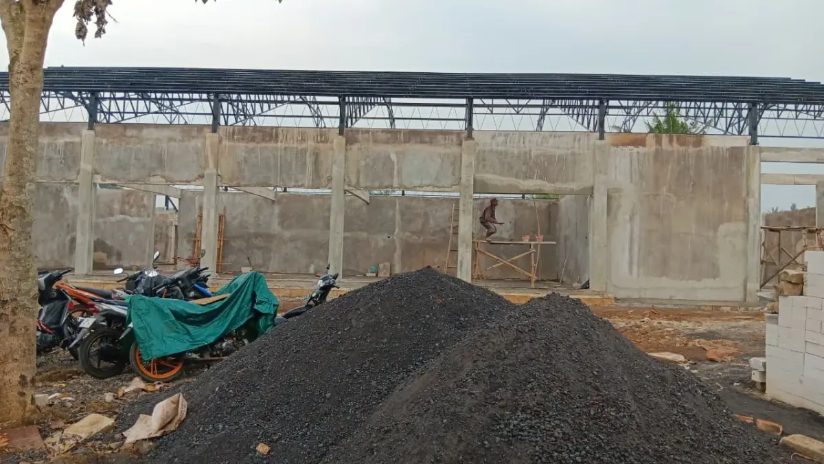 SARPRAS: Pembangunan gerai Koperasi
Desa Merah Putih
(KDMP) Randugading terus berlanjut. Gedung itu nantinya
akan dipakai menjadi apotek.