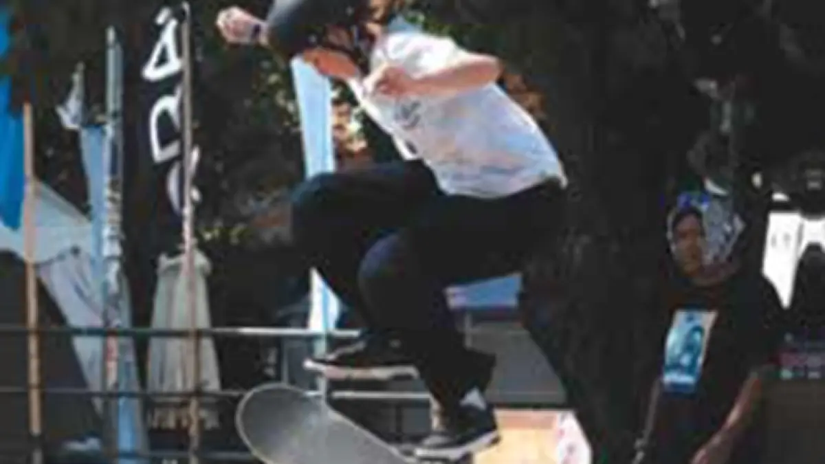 BISA TAMPIL MAKSIMAL: Atlet Skateboard Kota Malang Zeefara Mahika bertanding dalam ajang King of Kuta di Kuta Beach Skatepark, Bali.