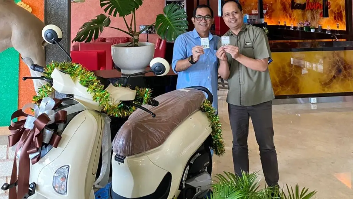 Executive Chef Aria Gajayana Bambang Satria Wijaya bersama pemenang Honda Scoopy.