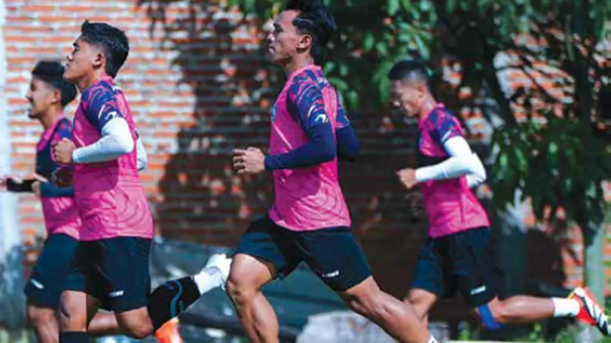 JADI ANDALAN: Para pemain lokal Arema FC menjalani sesi latihan sprint di Dreams Football Picth, Pakis, beberapa waktu lalu.

