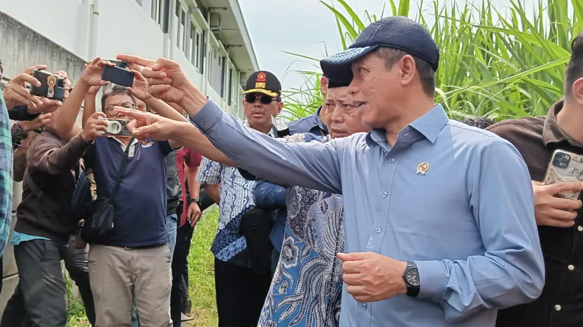 LANGKAH AWAL: Menteri Lingkungan Hidup RI Hanif Faisol Nurofiq (kanan) didampingi Bupati Malang H M. Sanusi meninjau lahan untuk PSEL di Pakis kemarin. (Indah Mei Yunita/Radar Kanjuruhan)