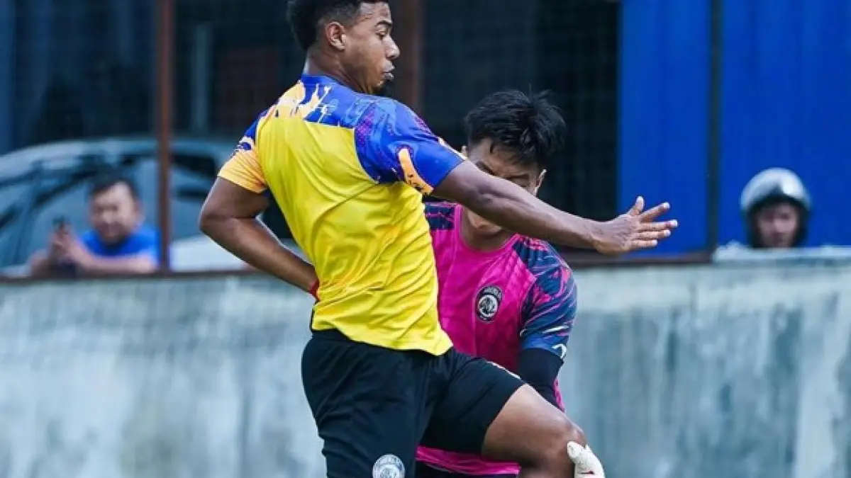 MASIH TAJAM: Gabriel Silva berusaha membobol gawang Andrian Casvari dalam sesi latihan di Dreams Football Pitch, beberapa waktu lalu.