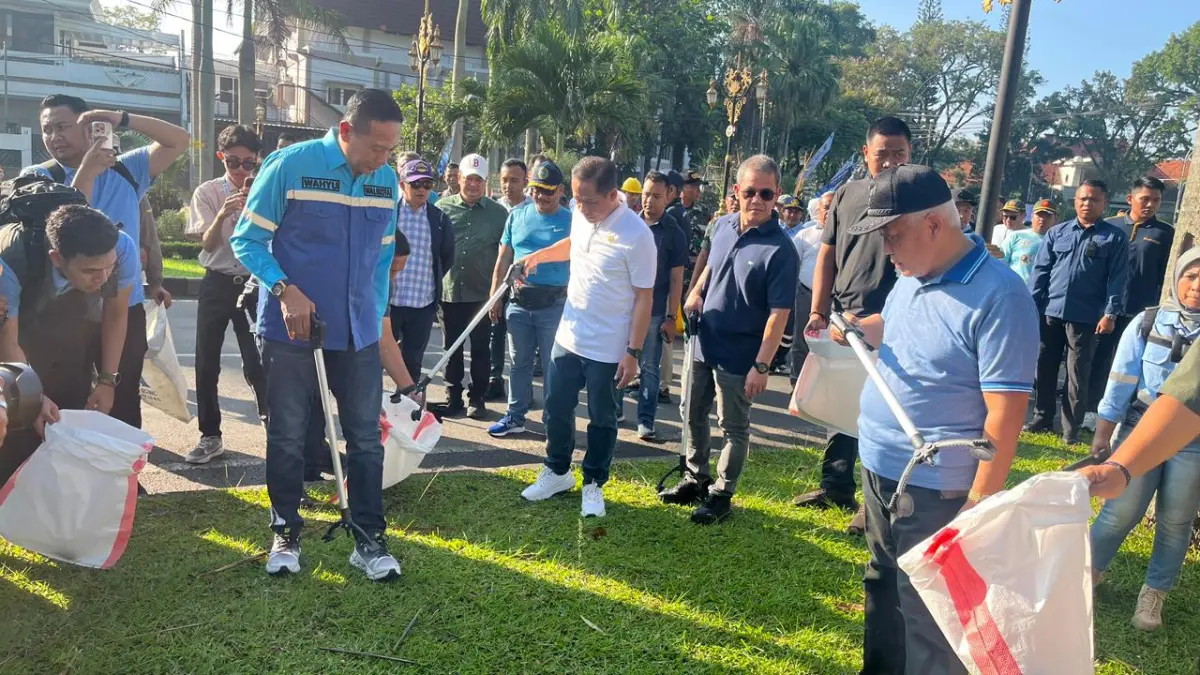 Menteri Lingkungan Hidup Pungut Sampah di CFD

