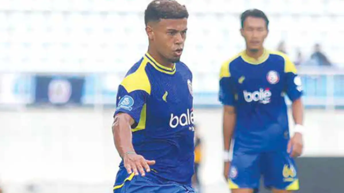MUSIK SEBAGAI PENYEMANGAT: Winger Arema FC Gabriel Silva menggiring bola dalam laga BRI Super League di Stadion Kanjuruhan.