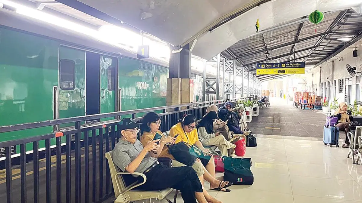 PALING PADAT: Sejumlah penumpang menunggu jadwal
keberangkatan dari Stasiun Malang, kemarin (28/3).