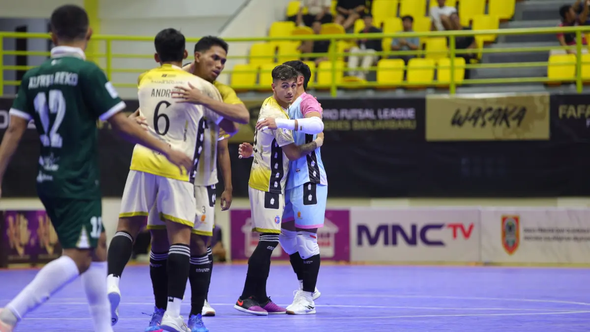 Para pemain Unggul FC Malang merayakan gol yang dicetak Andres Josue Teran di GOR Babussalam, Kota Banjarbaru, Minggu malam (29/3). (MO Unggul FC)