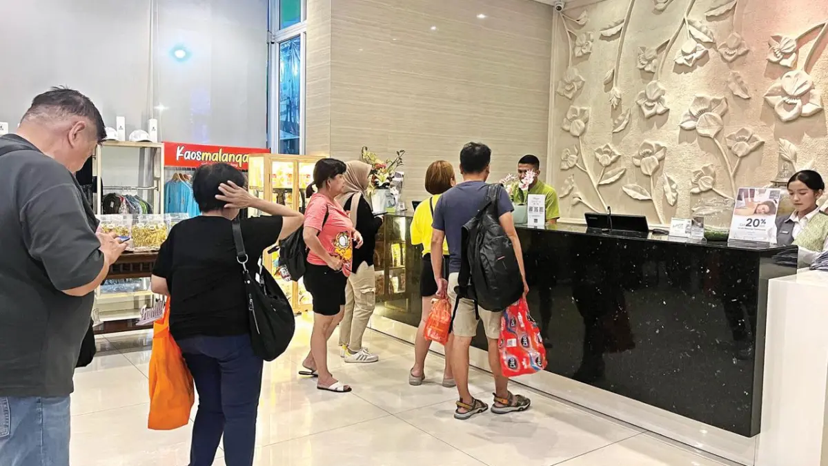 PENUH SAMPAI AKHIR PEKAN: Sejumlah tamu melakukan
reservasi di Whiz Prime Hotel, kemarin (28/3).