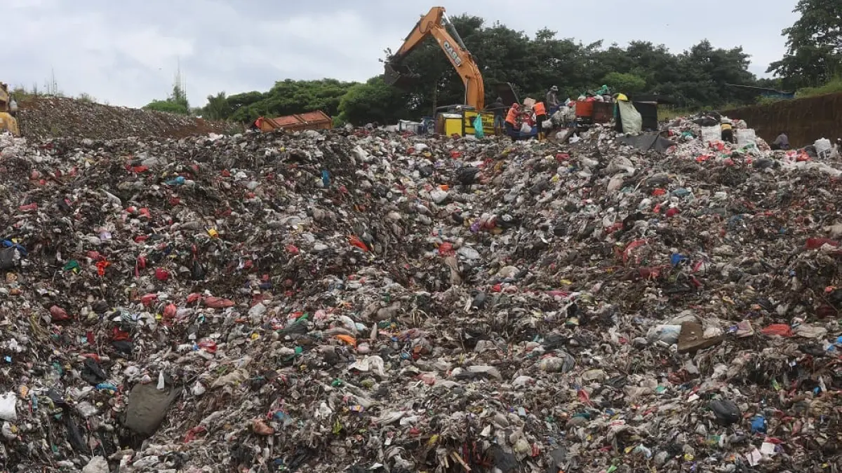 ENERGI BARU: Tumpukan sampah menggunung di salah satu TPA di Kabupaten Malang. Nantinya sampah akan diolah menjadi energi listrik melalui program PSEL. 