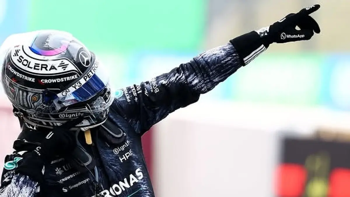 PUAS: Pembalap Mercedes Kimi Antonelli merayakan gelar juara GP Jepang di Sirkuit Suzuka, Minggu siang ini (29/3).