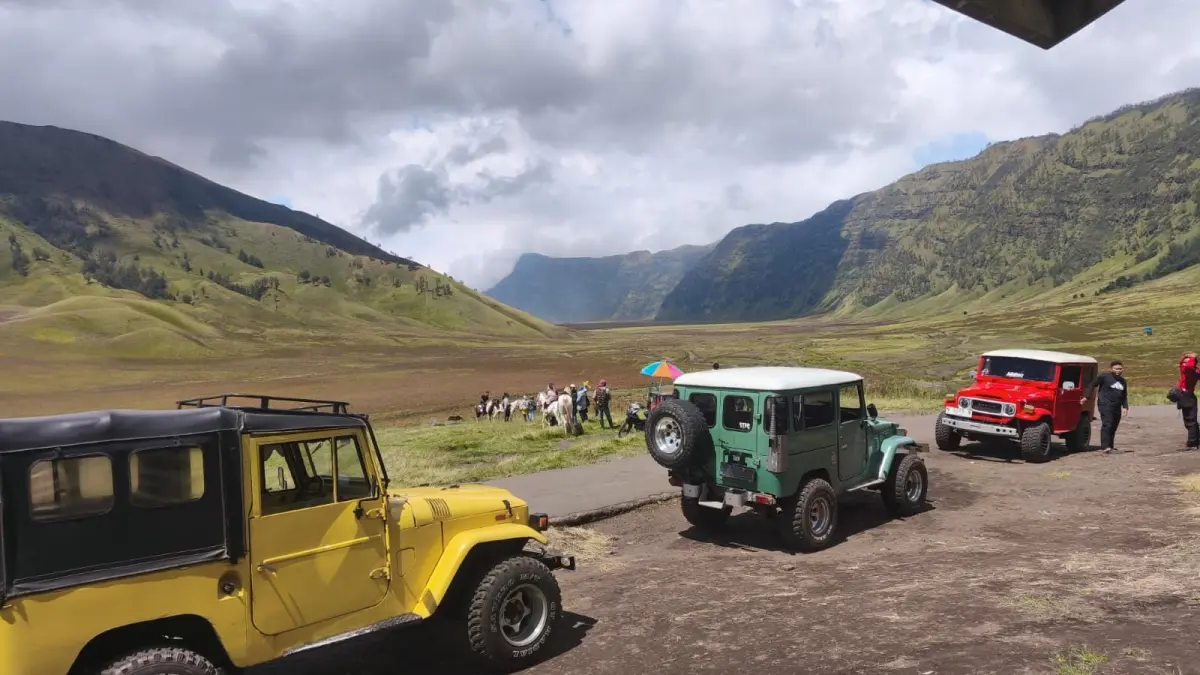 RAMAI DIKUNJUNGI: Mobil jip wisata parkir di area Gunung Bromo untuk menurunkan penumpang beberapa waktu lalu.(BALAI BESAR TNBTS FOR RADAR KANJURUHAN)
