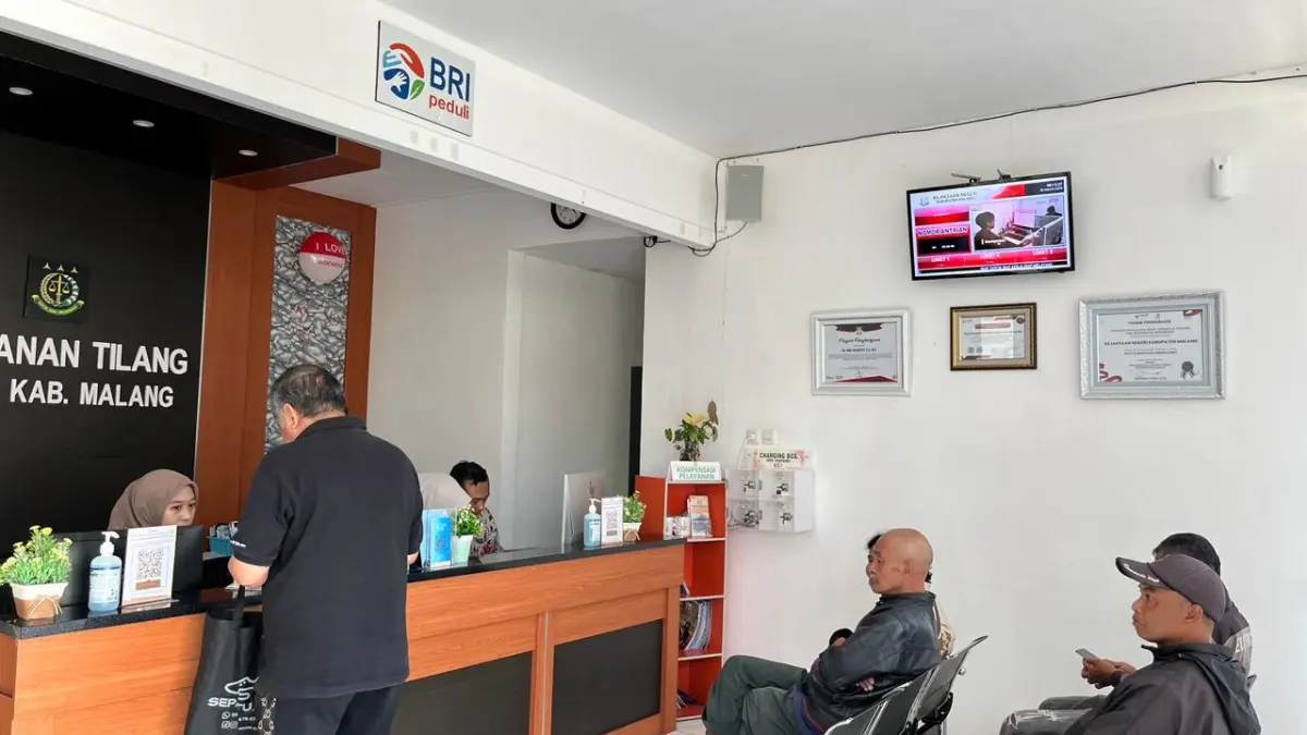 SANKSI PELANGGAR: Beberapa pengendara yang terkena tilang antre membayar denda di kantor Kejari Kabupaten Malang pada Jumat lalu (27/3).