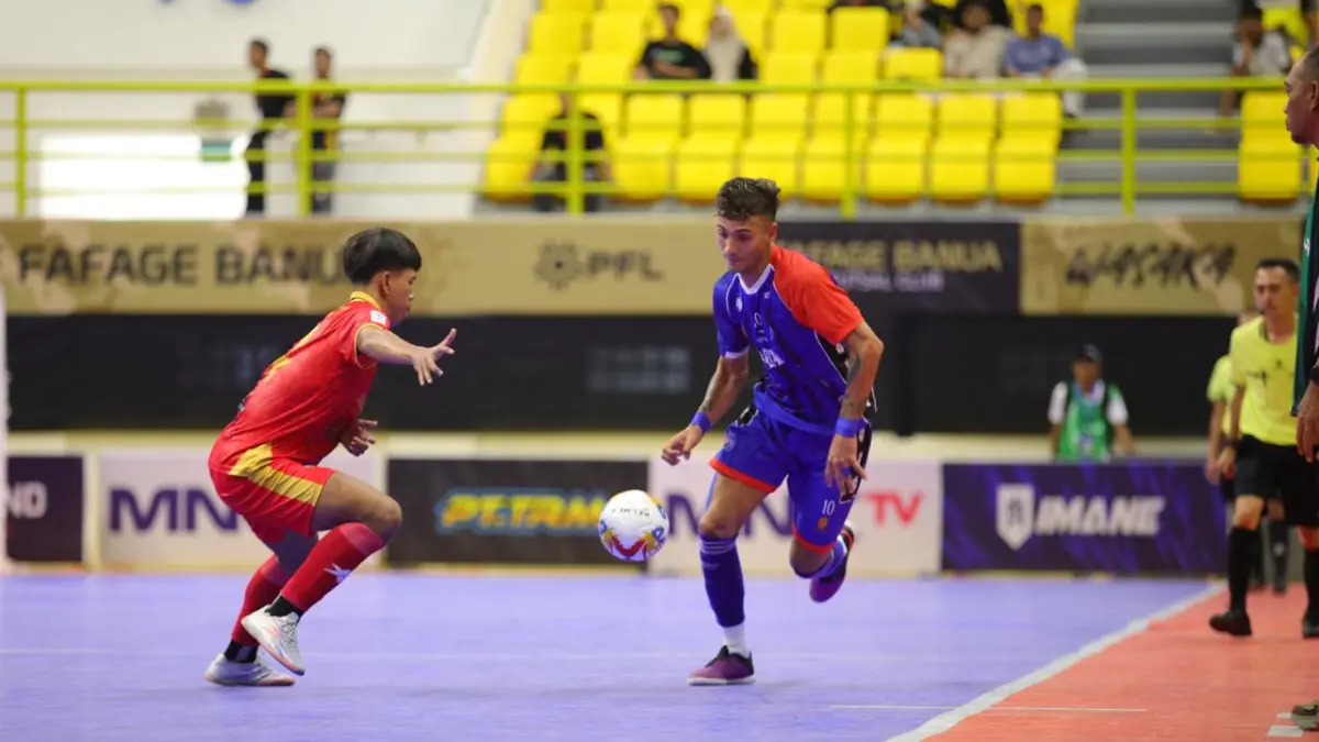 STATISTIK POSITIF: Andres Josue Teran (kanan) berusaha melewati pemain Asahan All Stars dalam laga PFL pekan ke-8 di GOR Babussalam, Sabtu lalu (28/3).