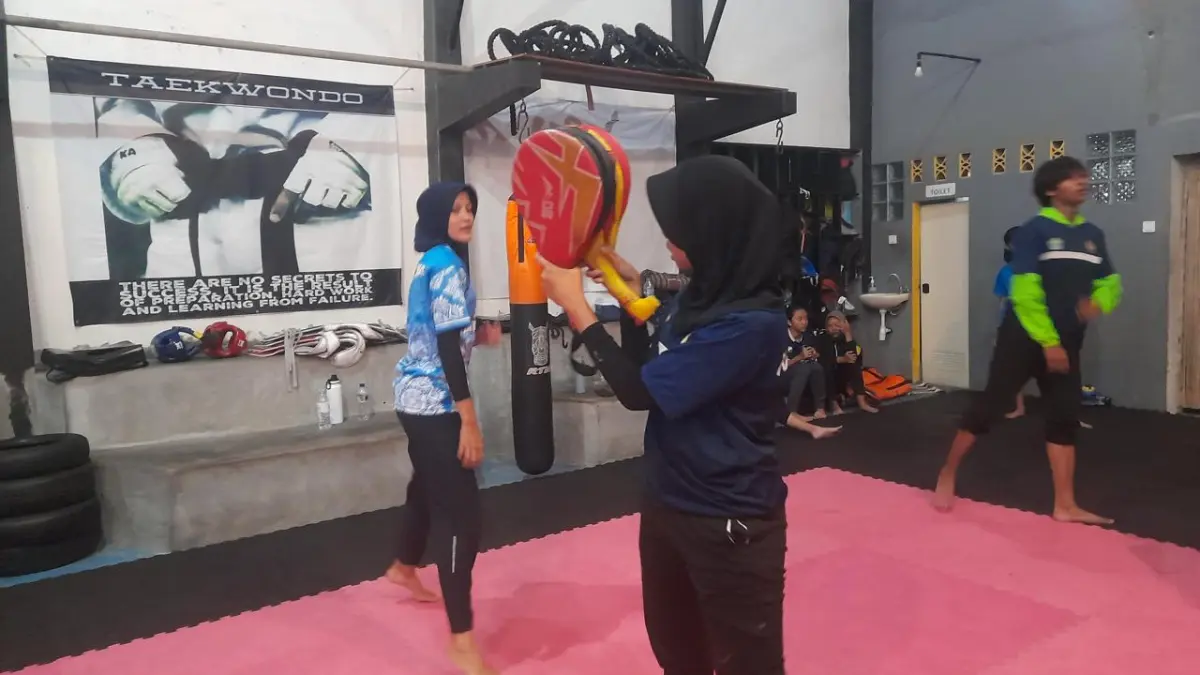 TAK BISA BERSANTAI: Atlet Taekwondo Kota Malang berlatih di Malang Rhino Fighter, Kecamatan Blimbing, beberapa waktu lalu