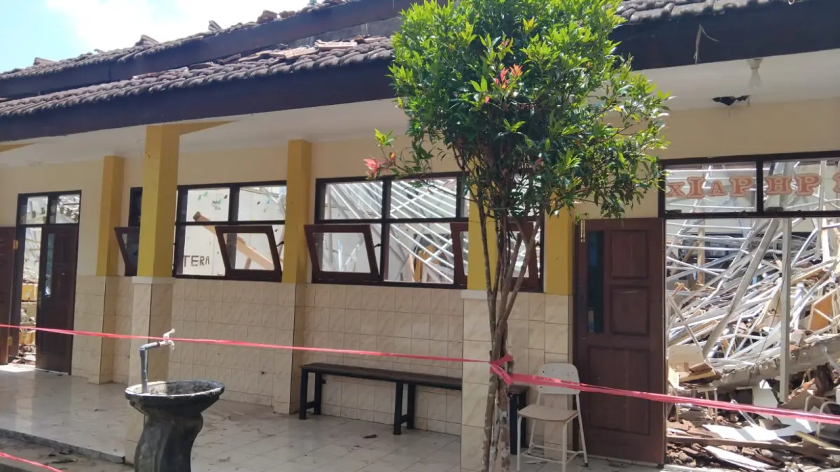 TAK BISA DIGUNAKAN: Kondisi ruang kelas SMKN 1 Ampelgading yang atapnya ambruk siang tadi (29/3)