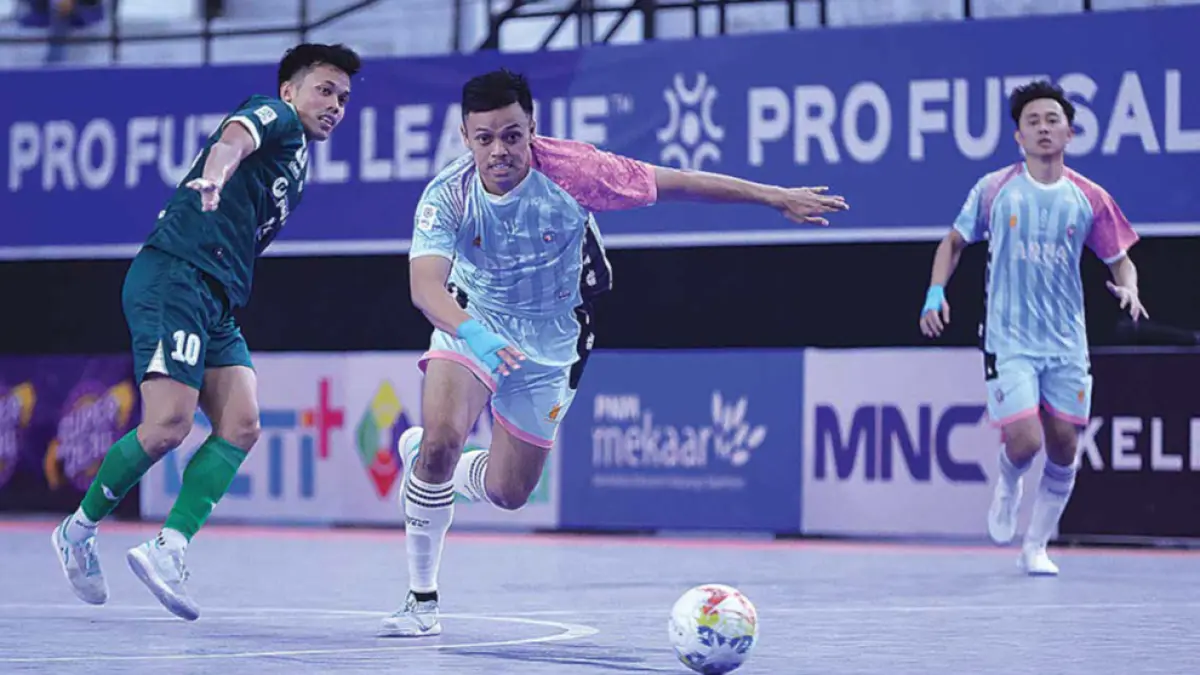 TERMOTIVASI: Anton Cahyo (kanan) mengejar bola dalam pertandingan PFL putaran pertama menghadapi Moncongbulo FC di GOR Nambo, Tangerang, 23 November 2025. 