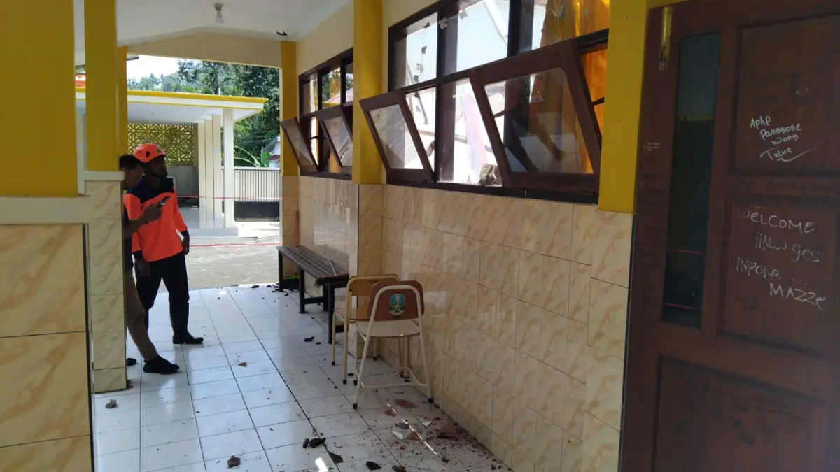 TIBA-TIBA: Petugas mengecek atap SMKN 1 Ampelgading yang mendadak ambruk (29/3).