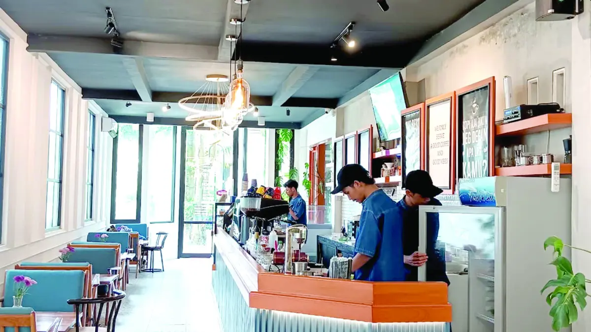 WAJIB PAJAK: Pegawai kafe di Desa Kuwolu, Kecamatan Bululawang meracik minuman untuk disuguhkan ke pelanggan.