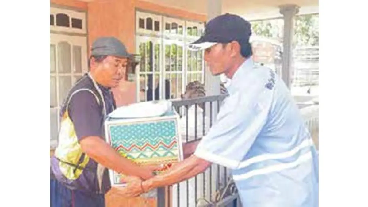 AKSI
SOSIAL:
Personel
PT Ekamas
Fortuna
menyerahkan
bingkisan
sembako
kepada
warga
sekitar.