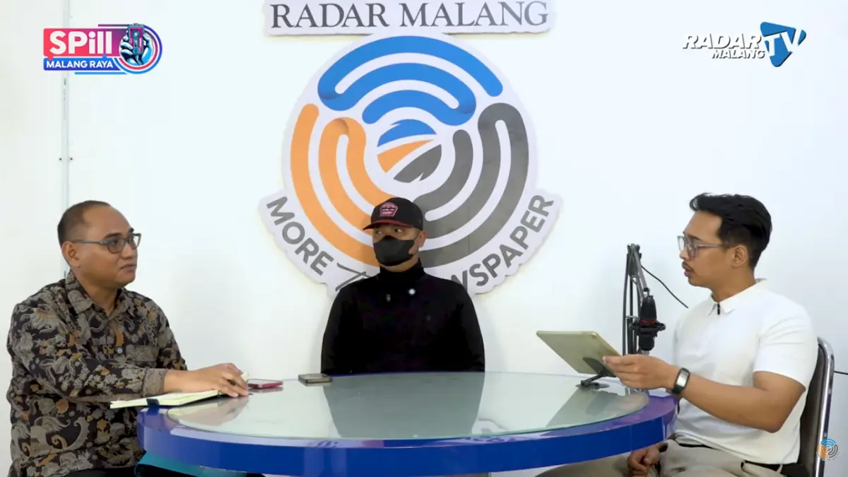 Ayah balita korban pencabulan dosen PTN (tengah) didampingi kuasa hukumnya (kiri) menceritakan kronologi kasus di SPill Malang Raya. (tangkapan layar)