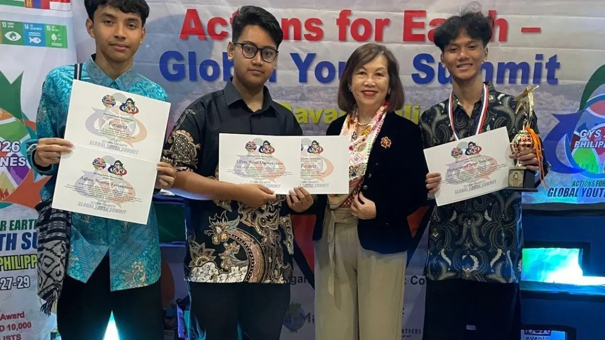 BERPRESTASI: Dari kiri siswa MAN 2 Kota Malang Aghna Nurma Faeyzadana, siswa SMAN 3 Kota Malang I Putu Reylan Digdaya, Dewa Juri GYS, siswa SMAN 3 Kota Malang Mohamad Seno Ibrahim raih gelar di ajang internasional.