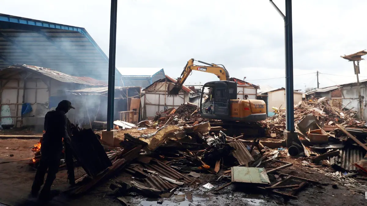 DIKEBUT: Proses pembongkaran lapak beberapa pedagang di Pasar Induk Gadang mulai dilakukan, kemarin (30/3). Wali Kota Malang menarget proses relokasi selesai pada 1 April mendatang. (Darmono / Radar Malang)