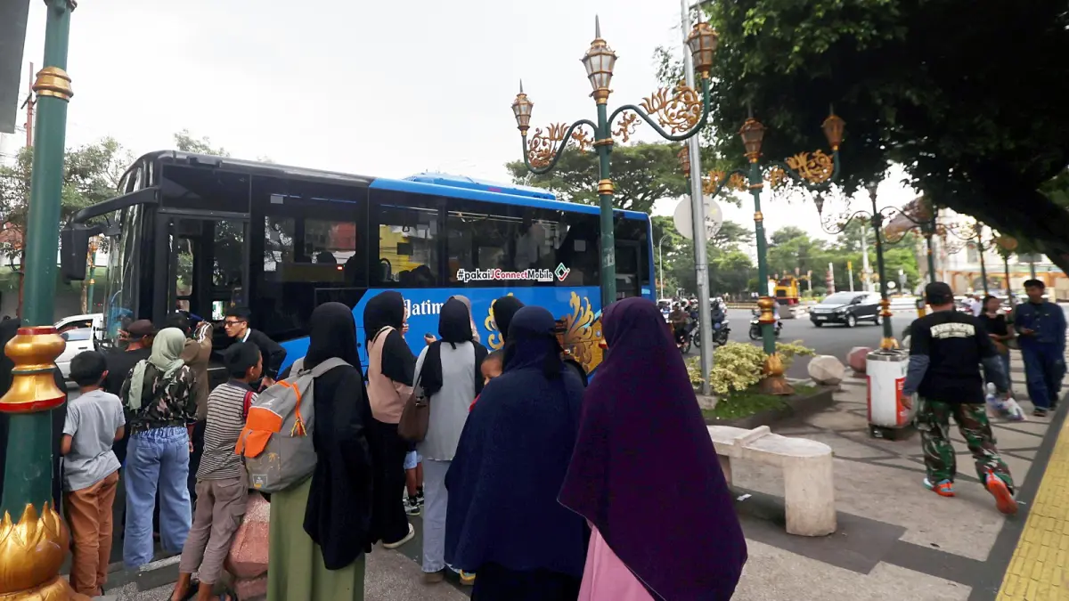 FASILITASNYA BAKAL DILENGKAPI: Shelter atau halte Bus Trans Jatim di Kajoetangan Heritage jadi satu dari lima titik henti terpadat. (DARMONO/RADAR MALANG)