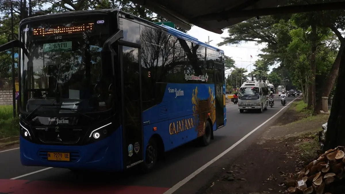 JALAN ENAM BULAN: Salah satu unit Bus Trans Jatim melintas di Jalan Mayjen Sungkono, Kedungkandang, kemarin. (DARMONO/RADAR MALANG)