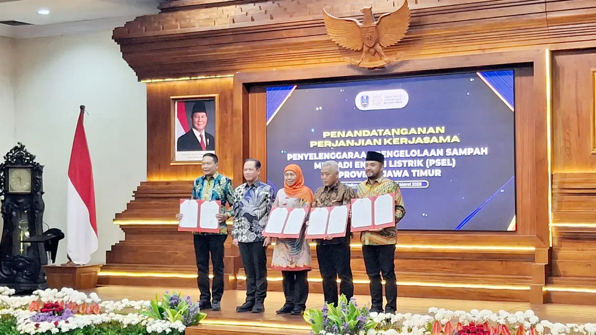 KERJA SAMA: Gubernur Jatim Khofifah Indar Parawansa (tengah) didampingi Wali Kota Malang Wahyu Hidayat (kiri), Bupati Malang H M. Sanusi (dua dari kanan) dan Wakil Wali Kota Batu Heli Suyanto (kanan) di gedung Negara Grahadi Surabaya pada Sabtu malam (28/3).
