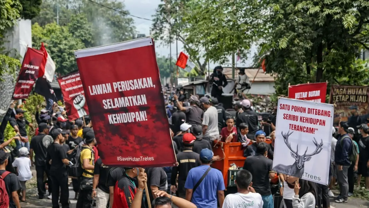 KHAWATIR: Ribuan warga Kabupaten Pasuruan gelar demo desak Pemerintah cabut HGB proyek wisata di Hutan Lindung Pasuruan. 
