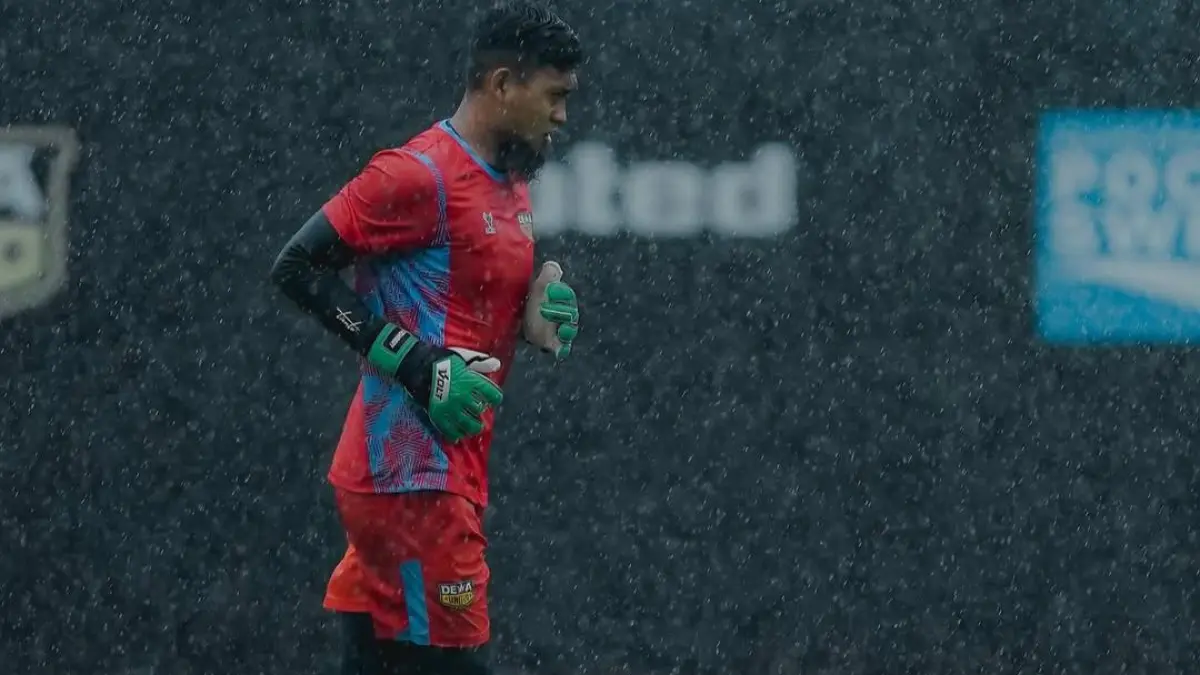 Kiper Dewa United Banten FC menjalani latihan di tengah hujan sebagai persiapan menghadapi pertandingan mendatang di BRI Super League 2025/2026.