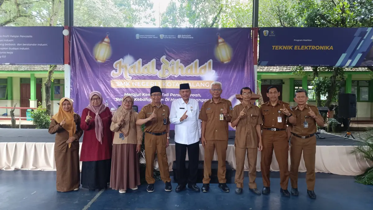 KOMPAK : Foto bersama jajaran managemen, komite dan kepala sekolah saat acara Halal Bihalal SMKN 1 Malang.