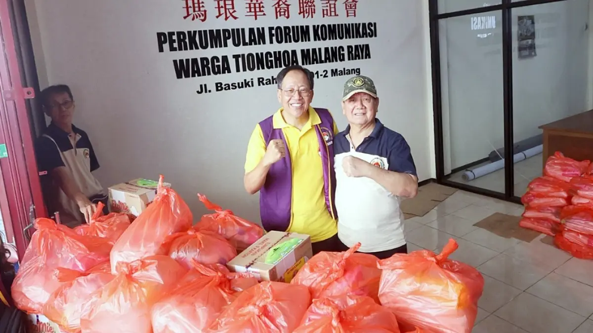 KOMPAK UNTUK SOSIAL: Sutjipto Harsono (kiri) bersama kakaknya Sutjipto Goenawan foto bersama setelah menyerahkan bantuan sembako kepada loper koran sebelum Lebaran. (DARMONO / RADAR MALANG)