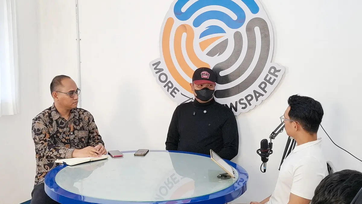 MENCARI KEADILAN: RD (tengah) menceritakan kronologi kekerasan seksual yang menimpa anaknya saat podcast di kantor Jawa Pos Radar Malang, Jumat lalu (27/3). 