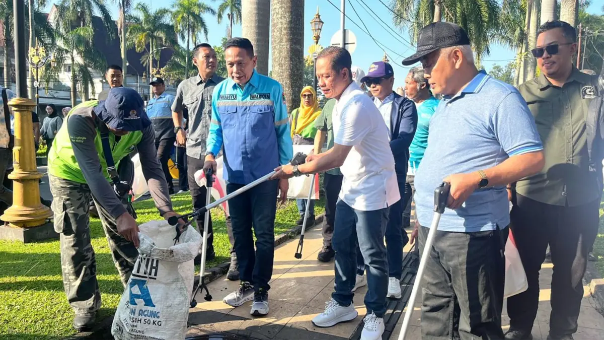 MENUJU ZERO WASTE: Menteri Lingkungan Hidup Hanif Faisol Nurofiq membersihkan sampah di area Car Free Day (CFD) Jalan Ijen kemarin (29/3)