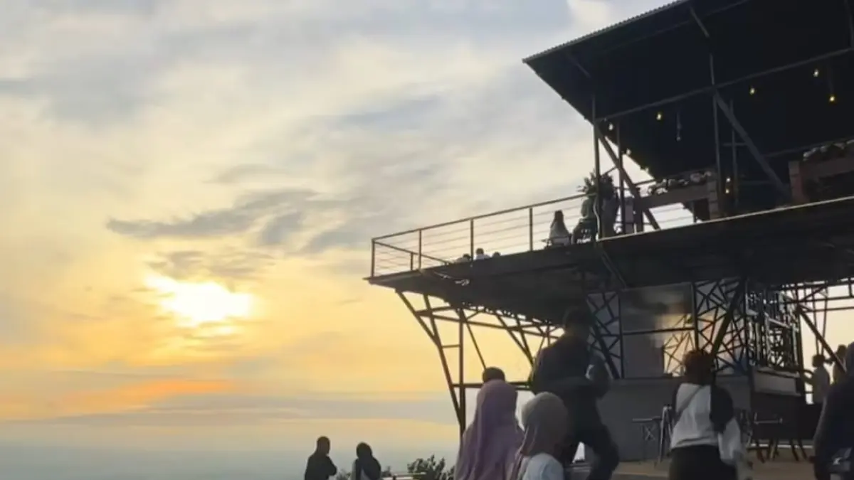 Nongkrong sambil menikmati sunrise di Kenz