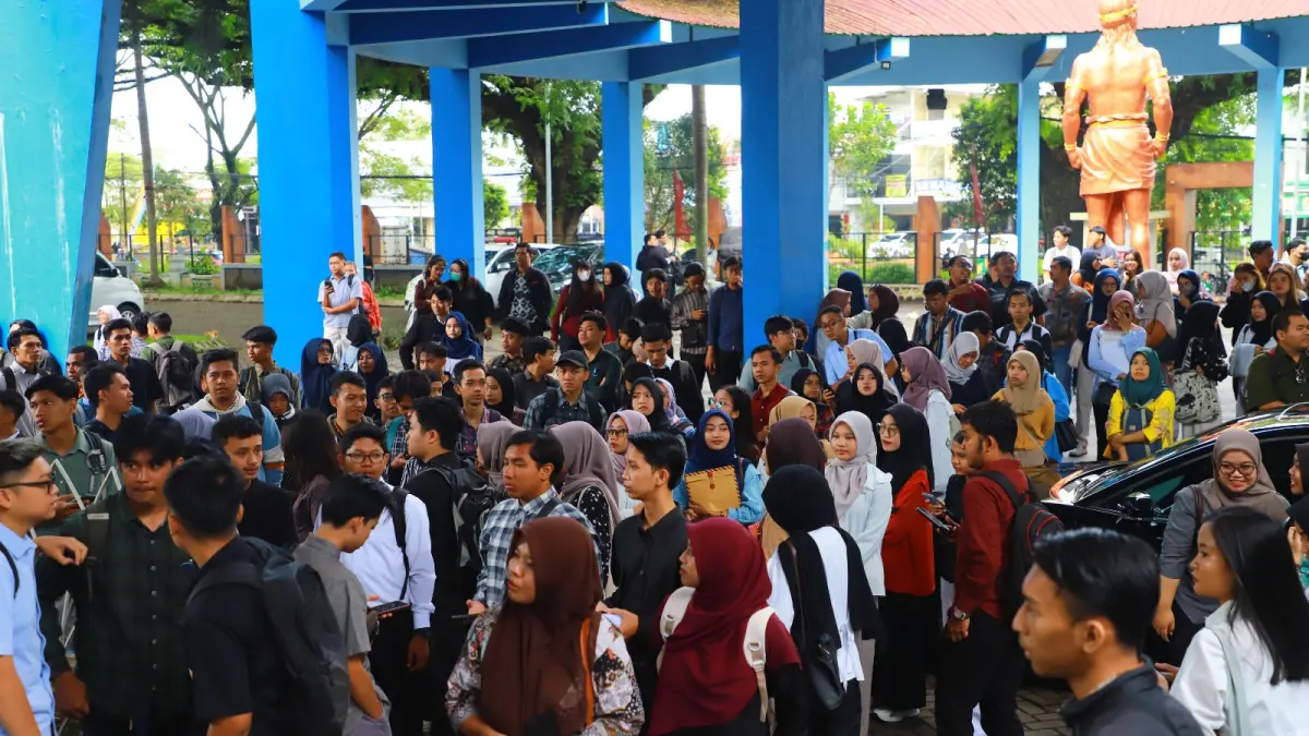 PENCARI KERJA: Ratusan orang berkumpul di GOR Ken Arok Kota Malang untuk mengikuti Job Fair pada tahun 2025. 