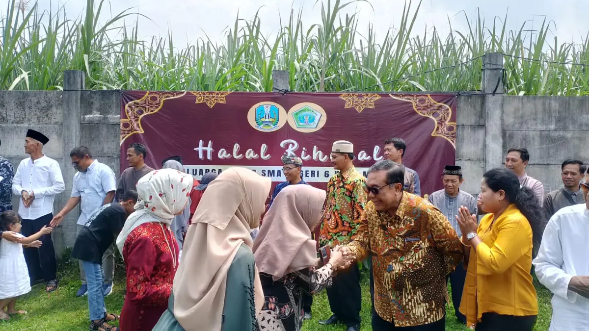PERDANA : Kepala Sekolah Ernawati SPd MM hadir langsung membuka acara Halal Bihalal Keluarga Besar SMAN 6 Malang.
