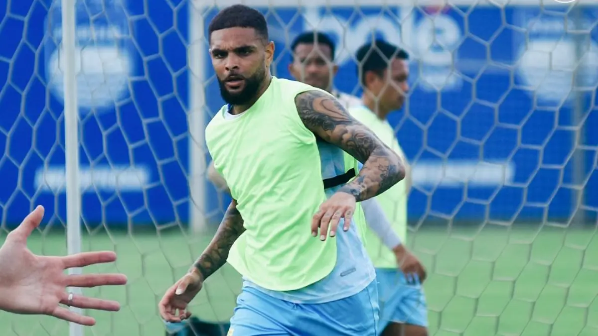 Sesi latihan Persib Bandung kembali digelar usai libur Lebaran, sebagai persiapan menghadapi Semen Padang pada pekan ke-26 BRI Super League 2025/2026. (Instagram @persib)