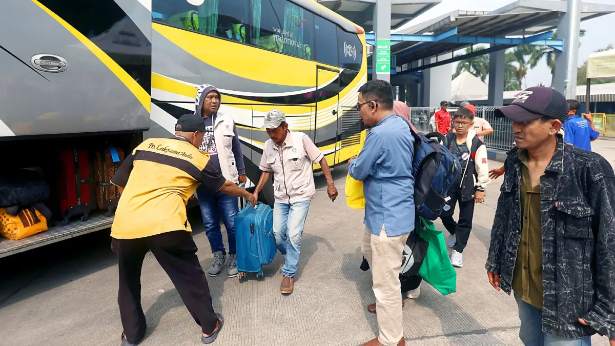 SESUAI PREDIKSI: Mobilitas warga di Terminal Arjosari masih terlihat sampai kemarin (30/3). (Darmono / Radar Malang)