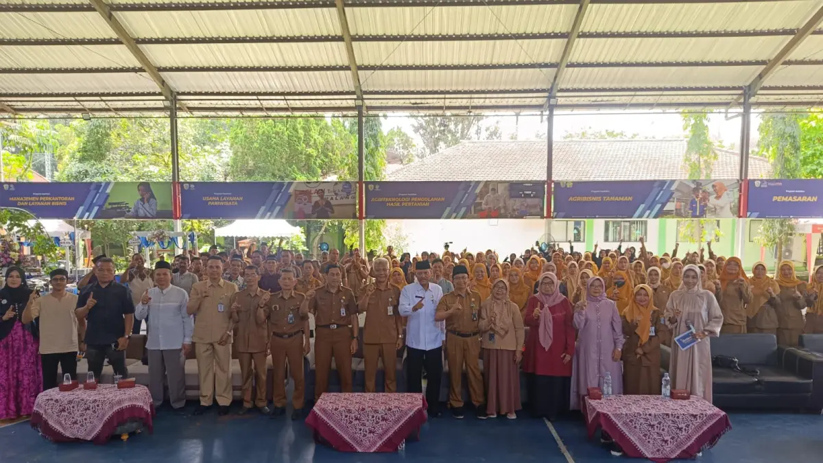 SILATURAHMI : Halal Bihalal seluruh keluarga besar SMKN 1 Malang, Senin (30/3).