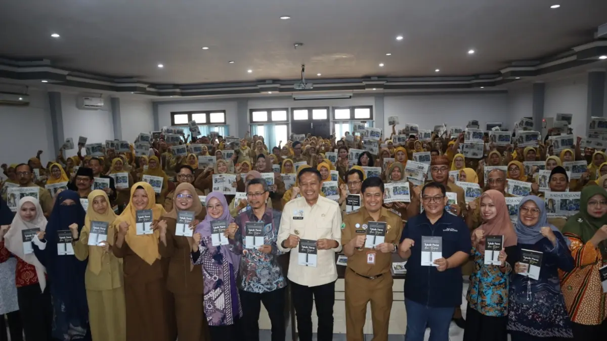 TERBAIK: 1. Wali Kota Malang Dr Ir Wahyu Hidayat MM bersama 2. Kepala Disdikbud Suwarjana SE MM, dan 3. Direktur Jawa Pos Radar Malang Tauhid Wijaya, bersama guru SMP/MTs melaunching buku antologi tahun lalu. BACHTIAR EKO S FOR RADAR MALANG