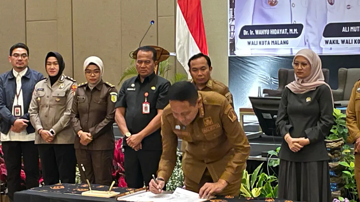 TERIMA USULAN: Wali Kota Malang Wahyu Hidayat menandatangani hasil Musrenbang RKPD 2027 di Hotel Grand Mercure, Kota Malang, kemarin.