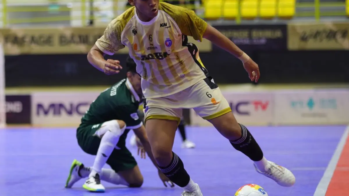 TIDAK BOLEH TERLENA: Pivot Unggul FC Malang Andres Dwi Persada (kiri) berusaha mengontrol bola dalam pertandingan PFL Pekan Ke-8 di Banjarbaru. (Foto: MO Unggul FC)